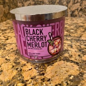 Bath and body works candle black cherry merlot